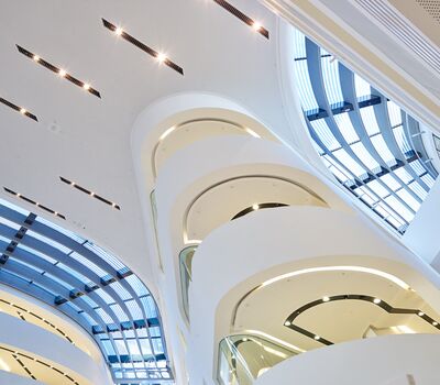 /assets/images/0/wirtschaftsuniversitaet-wien-bibliothek-atrium-schraegblick-br4wgby5g2txv37.jpg