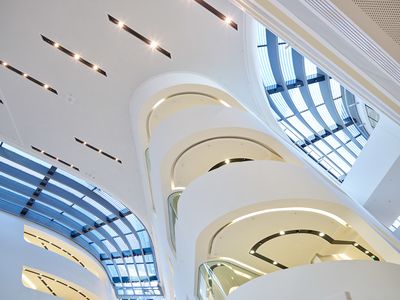 /assets/images/6/wirtschaftsuniversitaet-wien-bibliothek-atrium-schraegblick-7d47d0f0.jpg